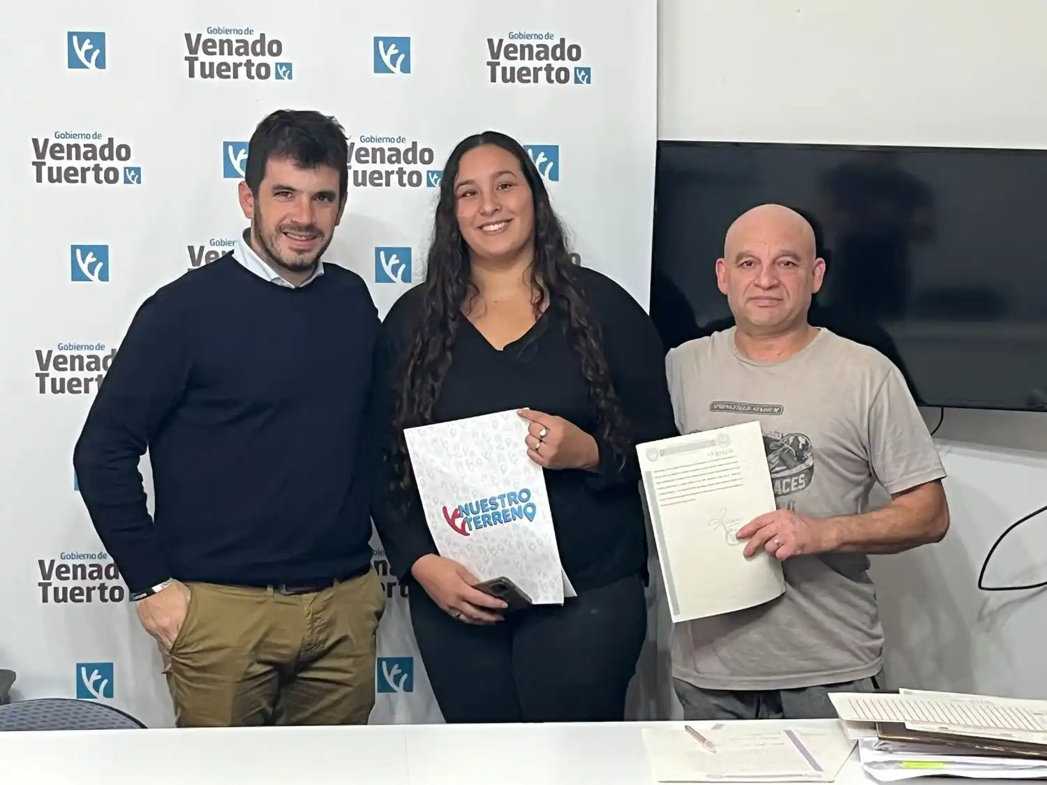 El intendente, junto a beneficiarios del programa.