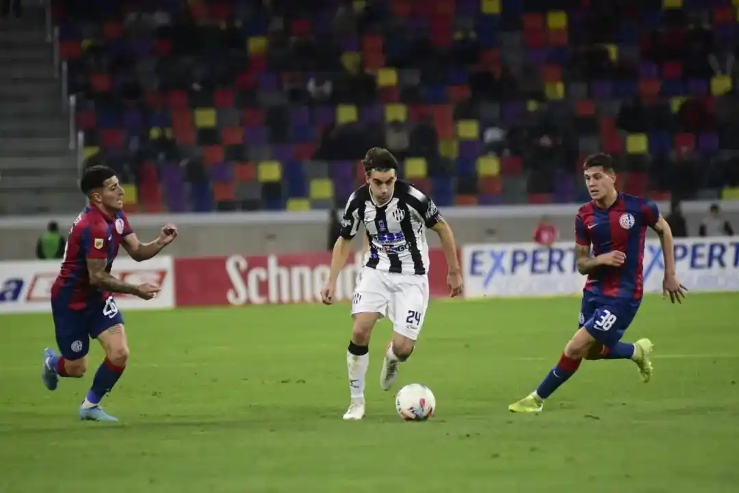 San Lorenzo encontró en Santiago su primera alegría