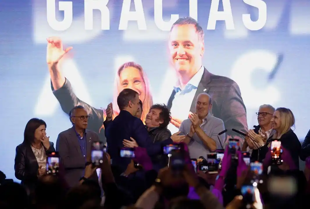 Javier Milei a los abrazos con Manuel Adorni, tras el triunfo de LLA en CABA.