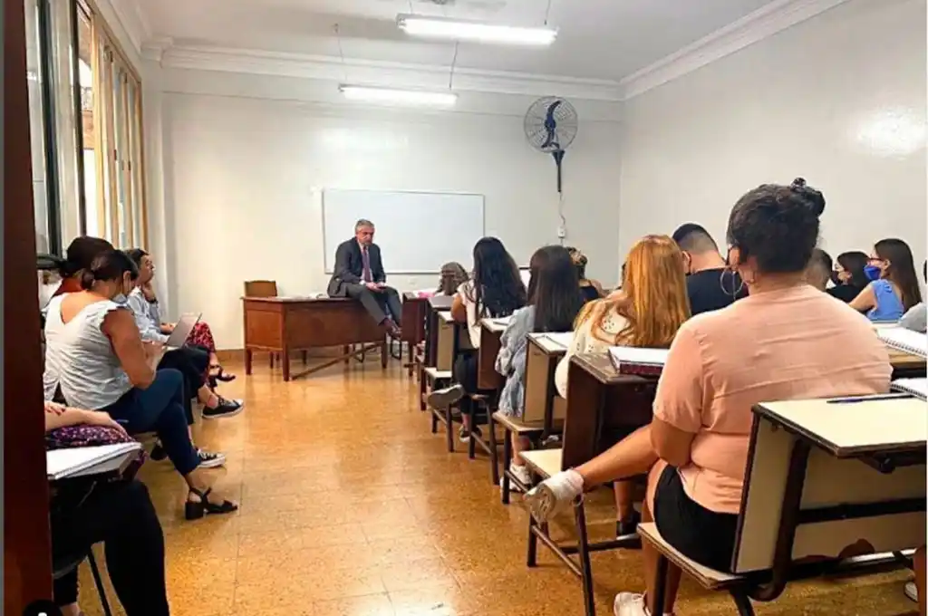 Alberto Fernández volvió a dar clases presenciales en la Facultad de Derecho