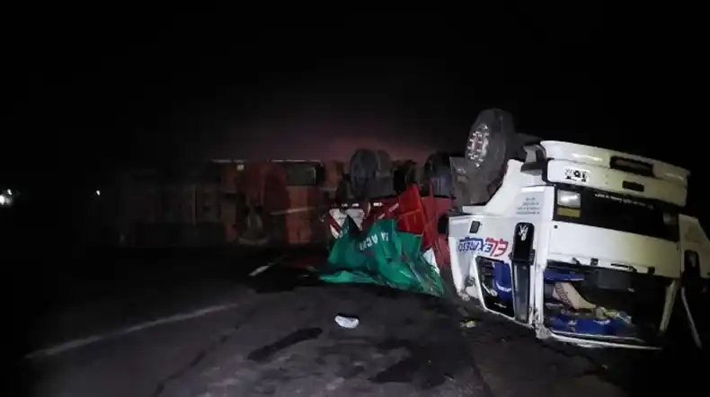 Un camionero volcó en la Ruta 12 por esquivar un animal