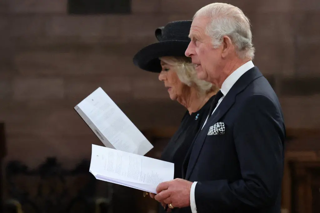 «¡DIOS, ODIO ESTO!» Carlos III se molesta al equivocarse firmando documentos
