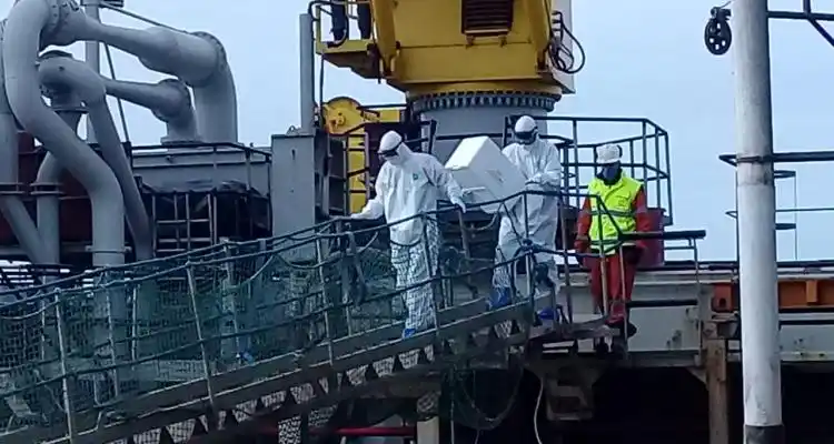 Hisoparon a los tripulantes de la draga que cumple cuarentena en el puerto local