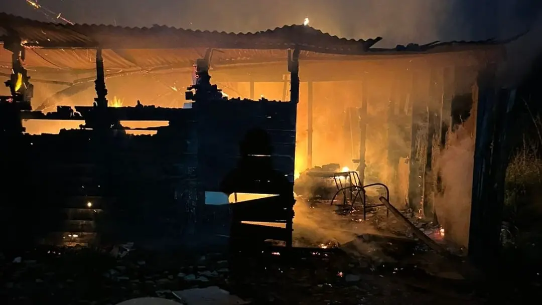Incendio en una casa precaria de 80 y 91: vecinos aseguran que fue intencional y que solía usarse como "aguantadero"