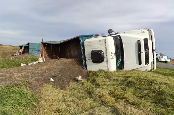 Volcó un camión en la ruta 228