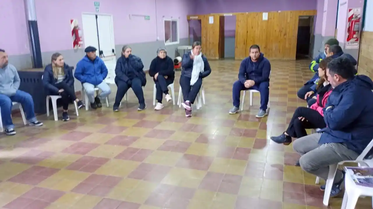 Cara a cara. Residentes de la localidad de Claraz con funcionarios de la comuna de Necochea