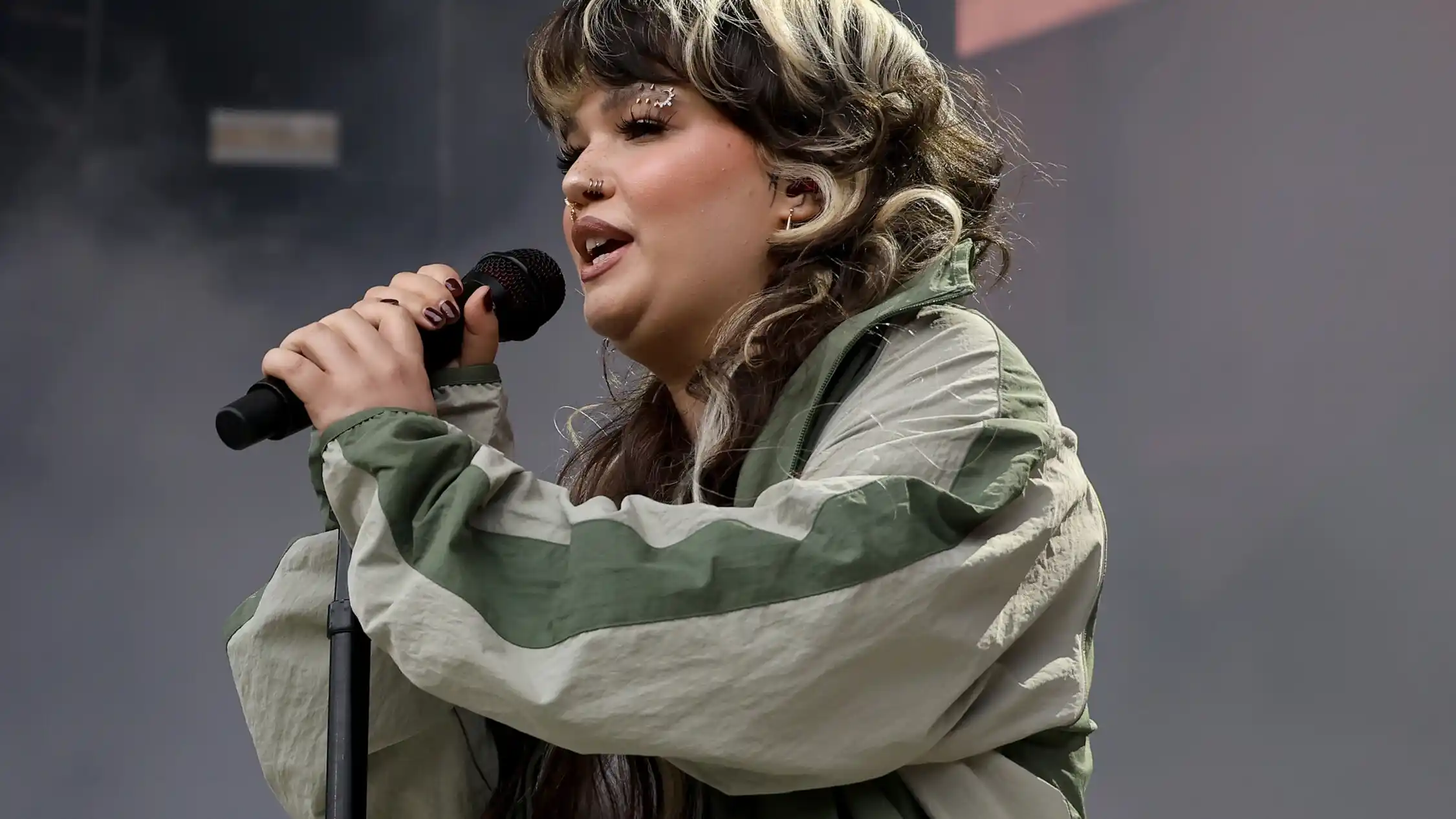Lola Young canceló su gira tras desmayarse en pleno concierto