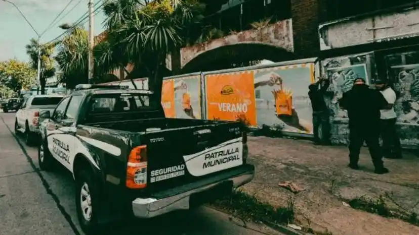 El municipio de la ciudad ejecutó un operativo en la zona para desalojar ocupaciones irregulares y ordenar el espacio público, despejando calles, veredas y garantizando su uso seguro para los vecinos.