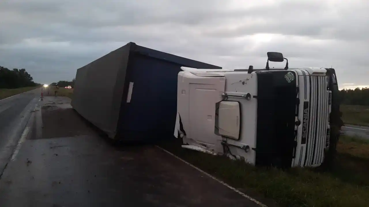 Vuelco de un camión en Ruta 12