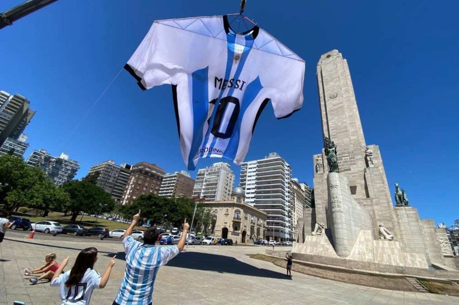 La camiseta argentina más grande del mundo llegó al Monumento a la Bandera