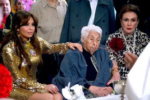 Thalía despide a su abuela, Eva Mange