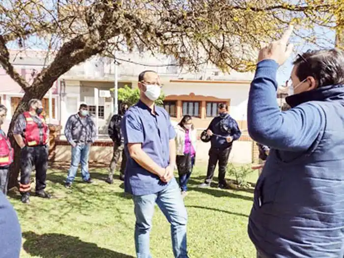 Las y los empleados del servicio de emergencia  municipal en asamblea