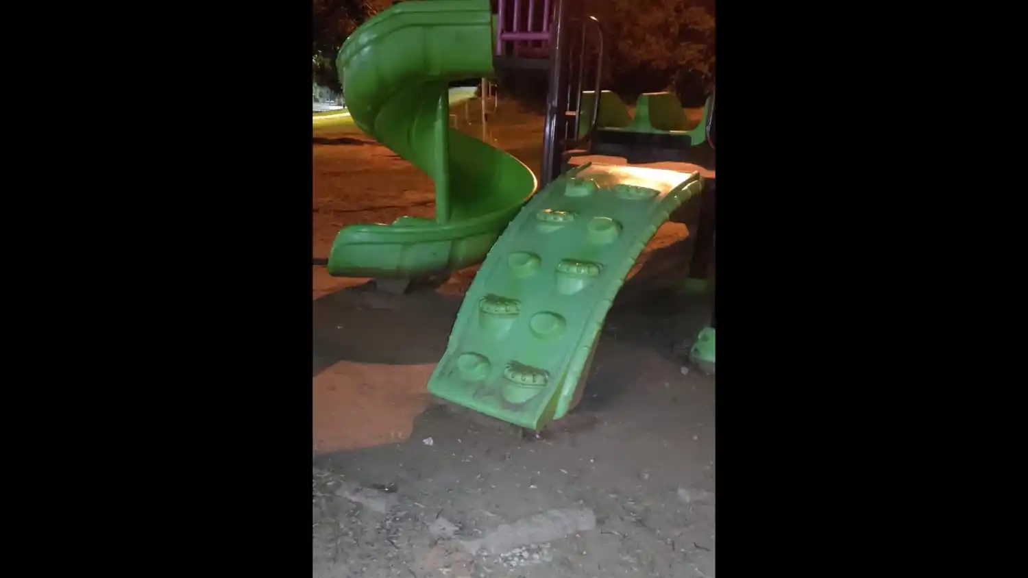 Reclamo por escombros en los juegos de un plazoleta