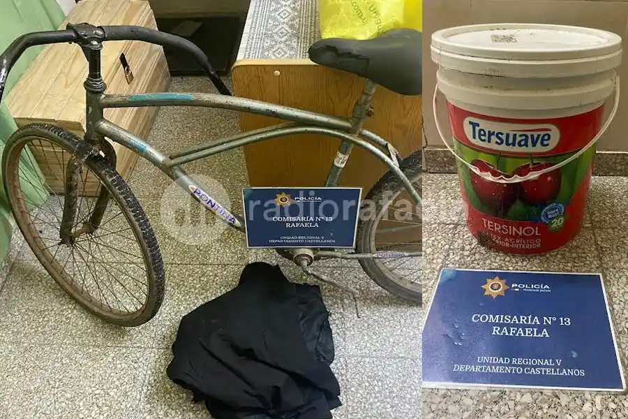 Sobre el cuadro de la bici y bajo una campera, escondió un balde de pintura robado