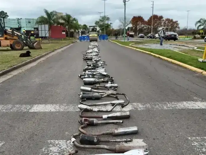 La Municipalidad de Gualeguaychú aplastó con rodillo más de 220 escapes ilegales secuestrados en controles de tránsito