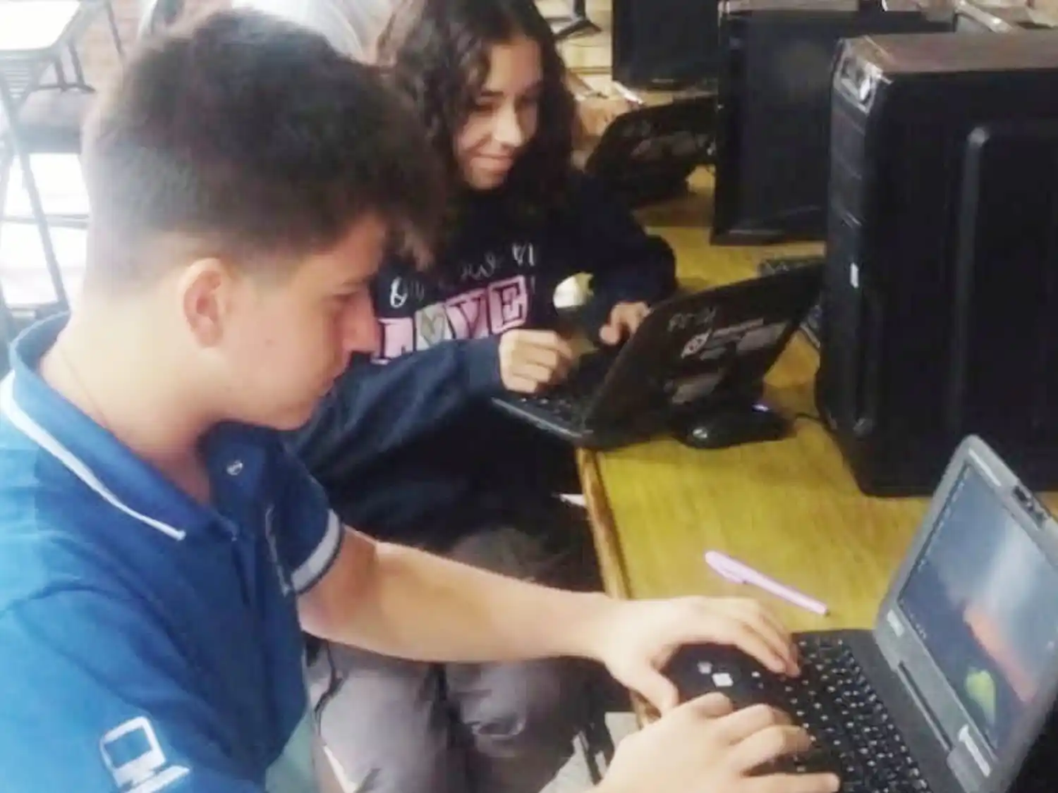 Estudiantes de una escuela técnica refaccionan computadoras para escuelas primarias