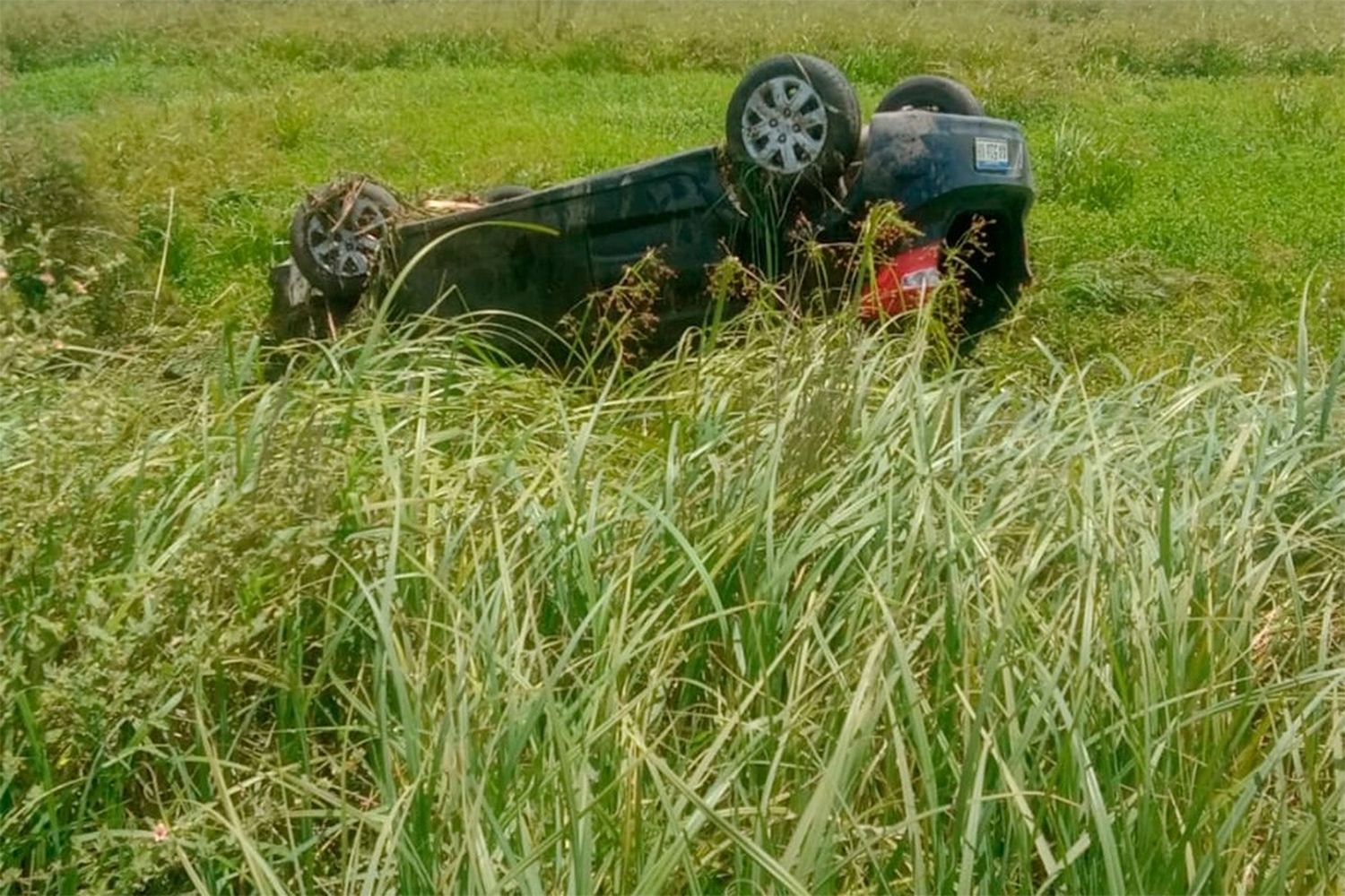 Una docente volcó con su auto en la Ruta 12 y debió ser hospitalizada