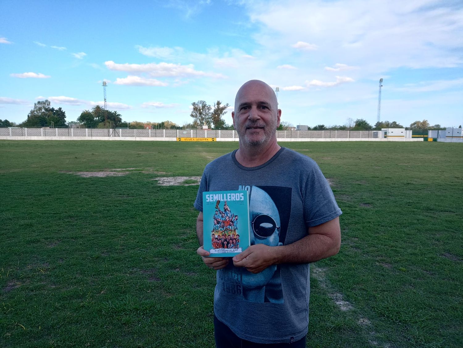 Fabián D'Aloisio sostiene la historia de los campeones del mundo en el Estadio de Urquiza