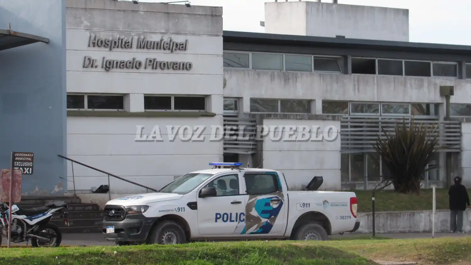 Un adolescente astilló un vidrio del Hospital Pirovano tras un altercado familiar