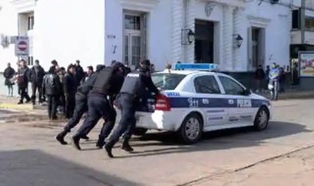 Insólito: Sumariaron a policía de La Plata por publicar fotos de patrulleros en pésimo estado