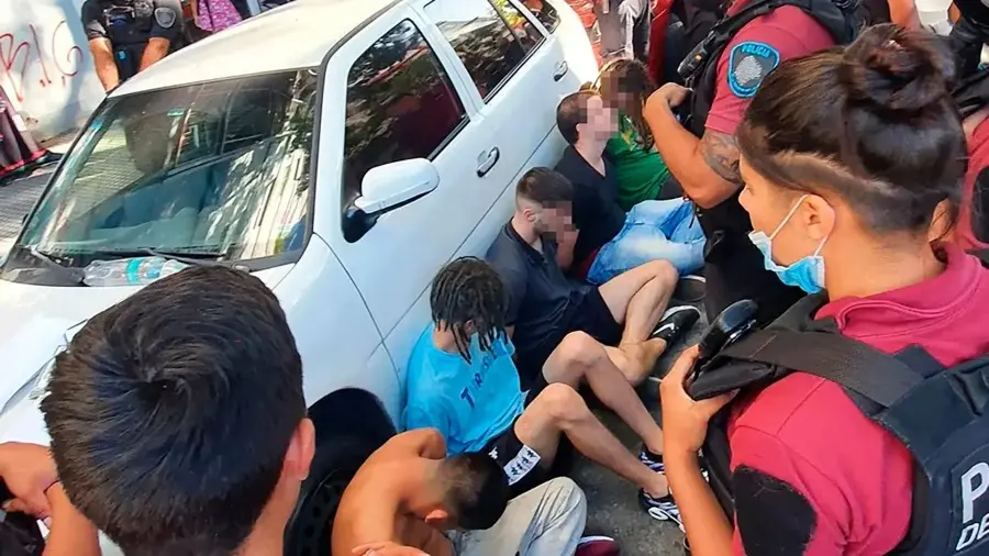 Seis detenidos acusados de violar en grupo a una joven dentro de un auto en Palermo