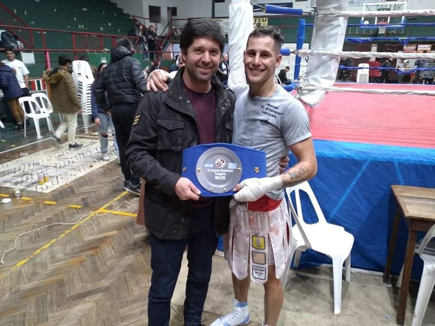 Federico Martínez junto al boxeador Matías Lavayen.