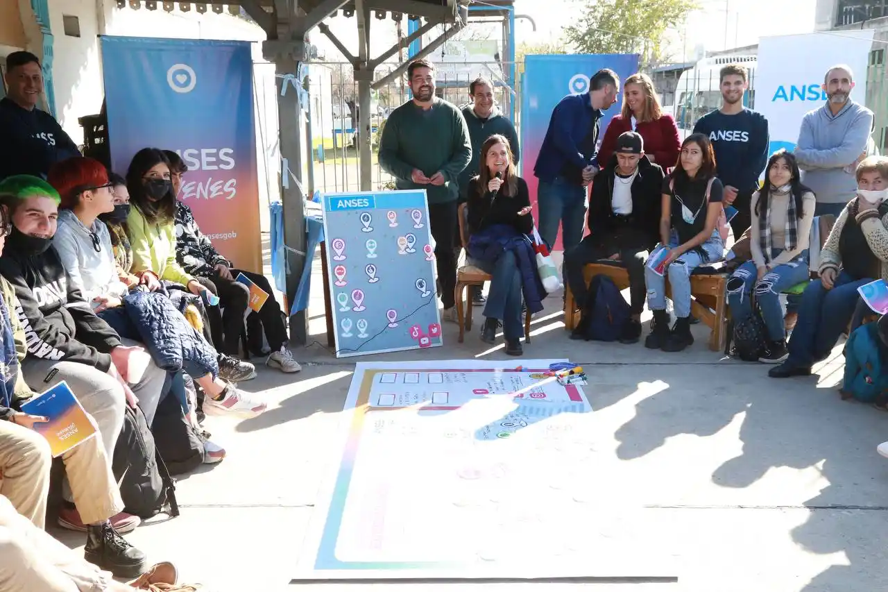 Raverta de recorrida por San Miguel: "Seguimos trabajando para garantizar el acceso igualitario al aprendizaje"