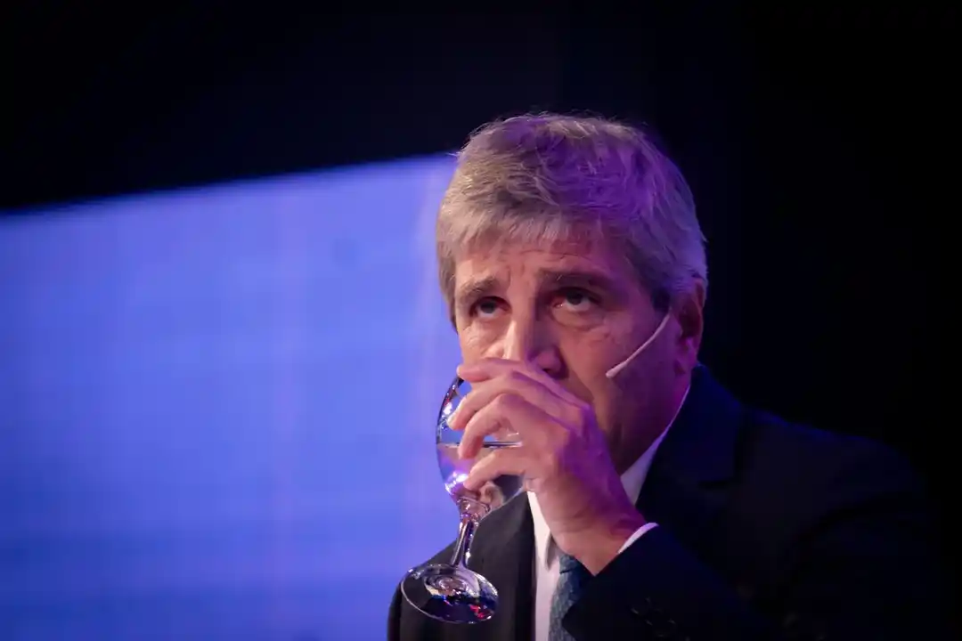 Luis Caputo quiere asegurarse los dólares para pagar el vencimiento de julio.