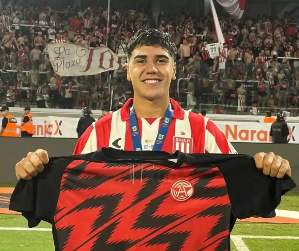 Joaquín Tobio Burgos con la camiseta de Atlético en pleno festejo en Santiago del Estero