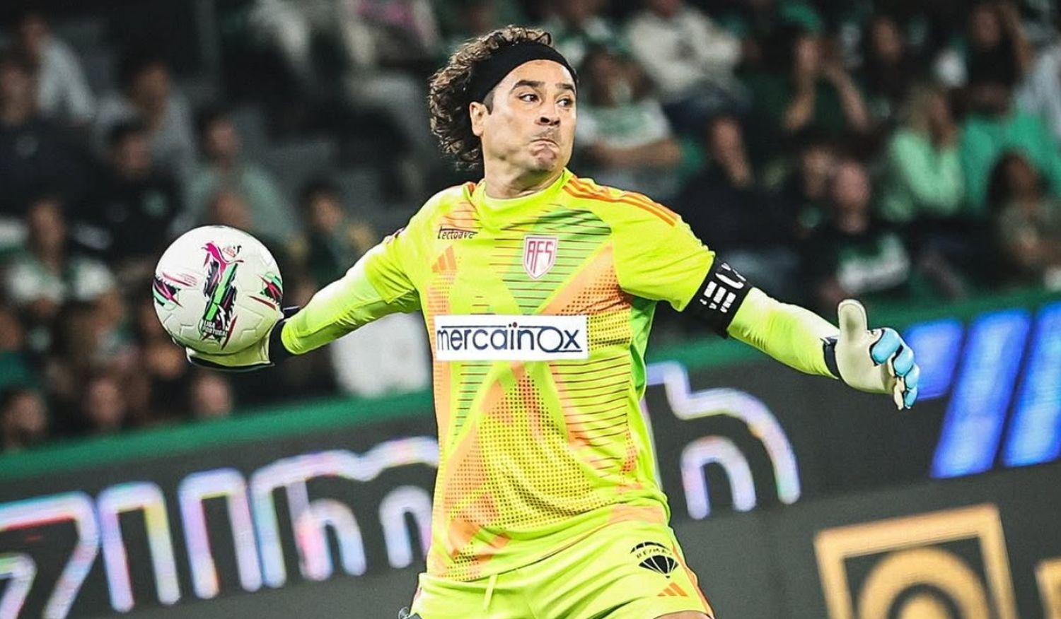 A sus 39 años, Memo Ochoa busca disputar su sexto Mundial con México, esta vez bajo la dirección de Javier Aguirre/ Esto
