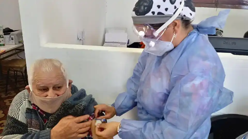 Vacunación en medio de la compleja situación epidemiológica de Diamante