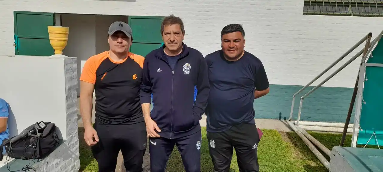 Alejandro Nicoletti, centro, captador de talentos futbolísticos para Gimnasia y Esgrima de La Plata, junto a sus colaboradores Martino y Torres que se allegaron por Defensa y Justicia.