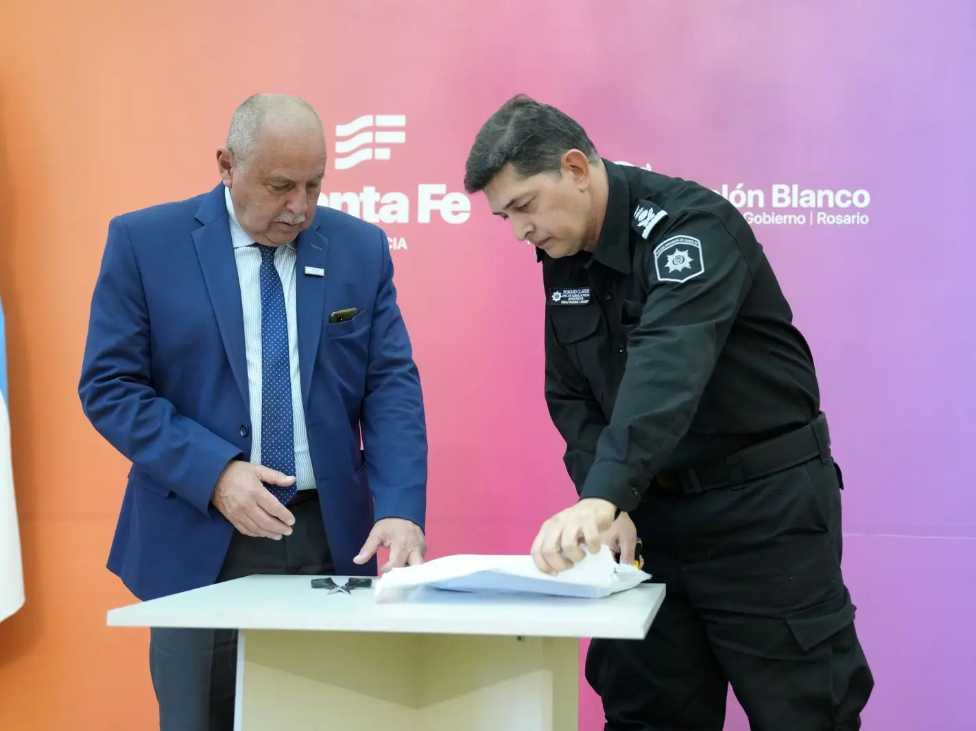 La provincia presentó las ofertas de inversión para comprar 3.000 pistolas semiautomáticas y 11.800 chalecos antibalas.