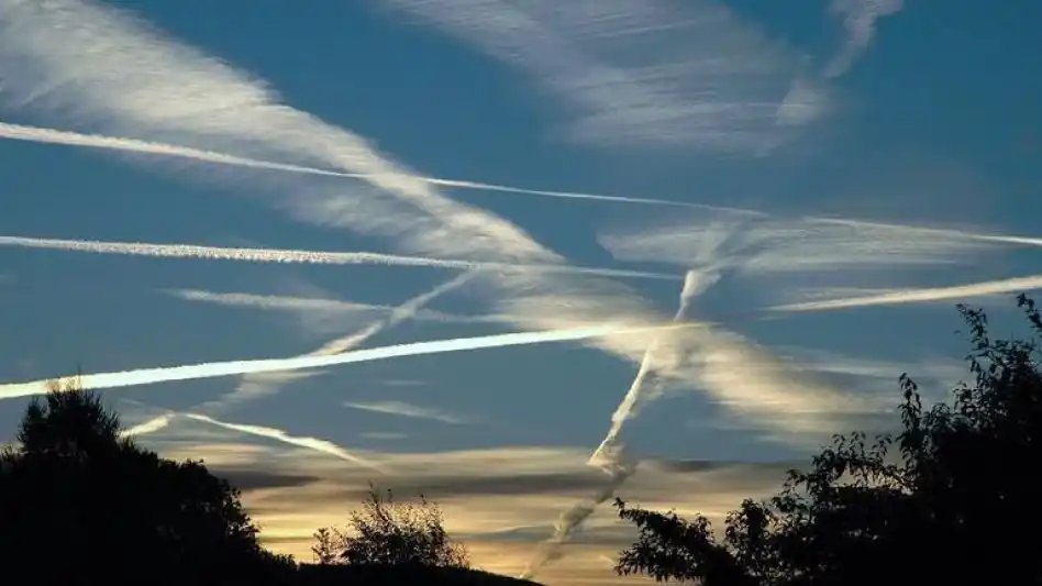 Concejales de Azul piden informes a la Provincia por "extraños" vuelos de aviones que dejan estelas químicas en el cielo
