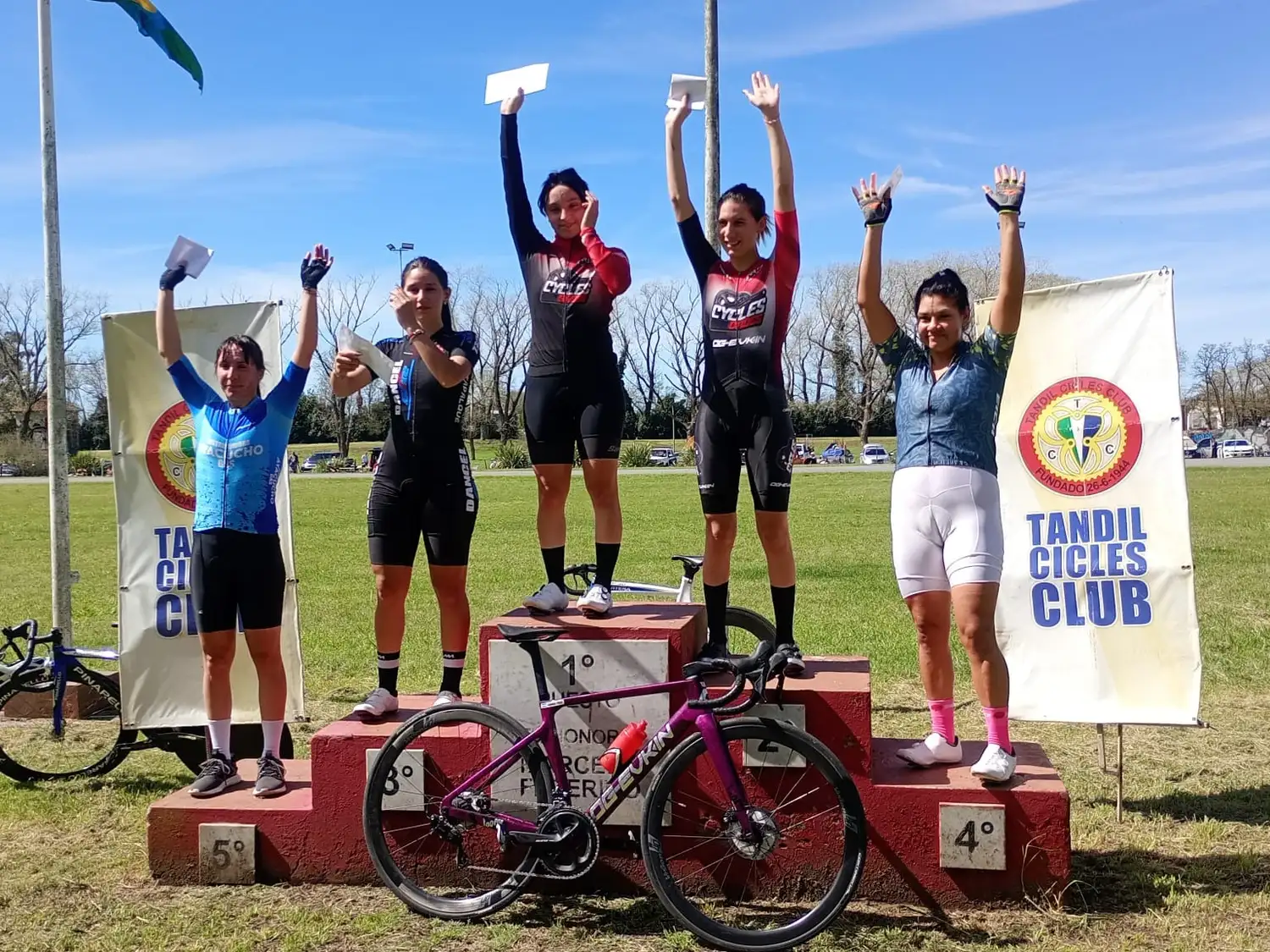 El podio de damas en la pista municipal.