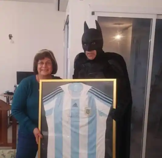 El "Batman" platense sorteó una camiseta firmada por Messi y juntó 100 mil pesos para un hospital