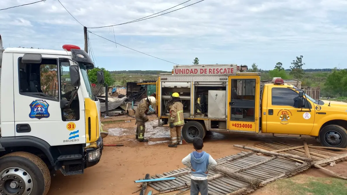 Bomberos Voluntarios trabaja en el incendio de varias casillas