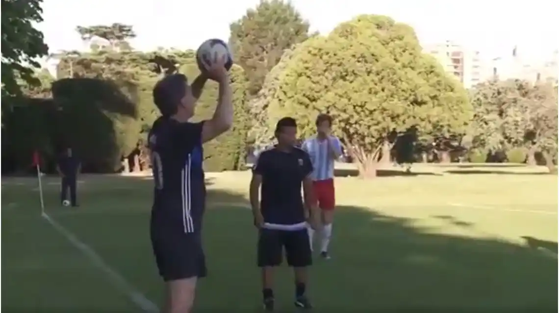 Macri sacó mal un lateral y el video explotó en las redes sociales