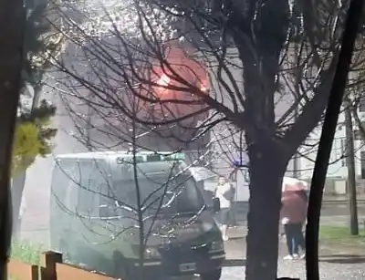 Libertador San Martín: Bomberos controlaron un voraz incendio en una vivienda