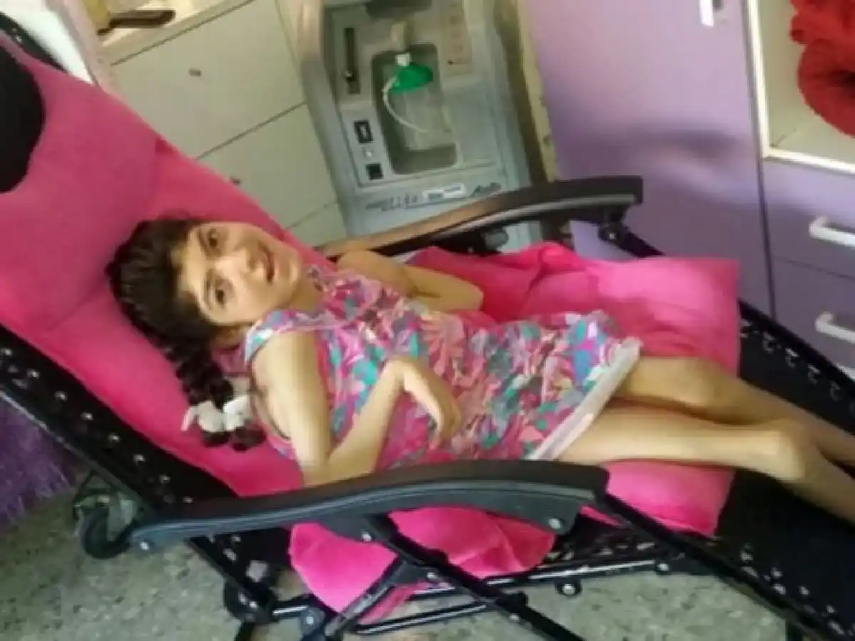 Tiene parálisis cerebral y no pueden conseguirle una silla