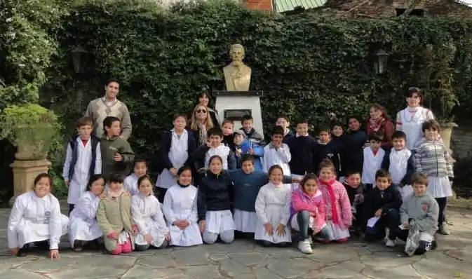 La escuela Islas Malvinas hizo el recorrido de sitios históricos de la ciudad 