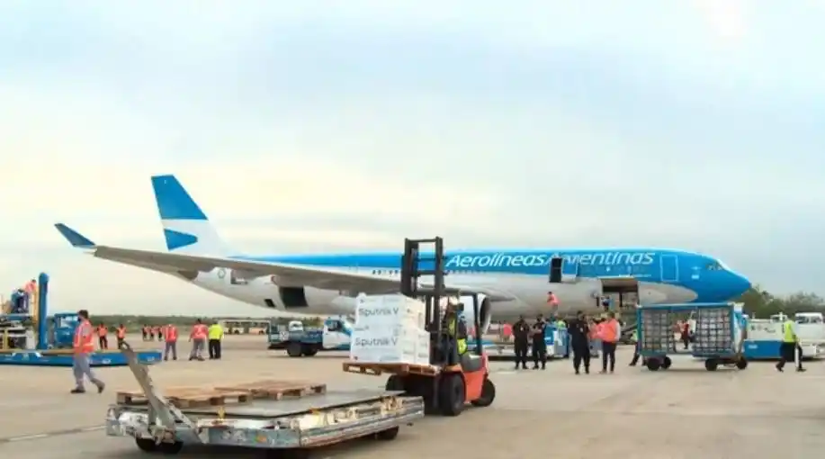 Un nuevo cargamento de vacunas Sputnik V llegó desde Moscú