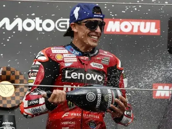 Marc Márquez, tras su victoria en el Gran Premio de Japón. Foto: FRANCK ROBICHON | EFE