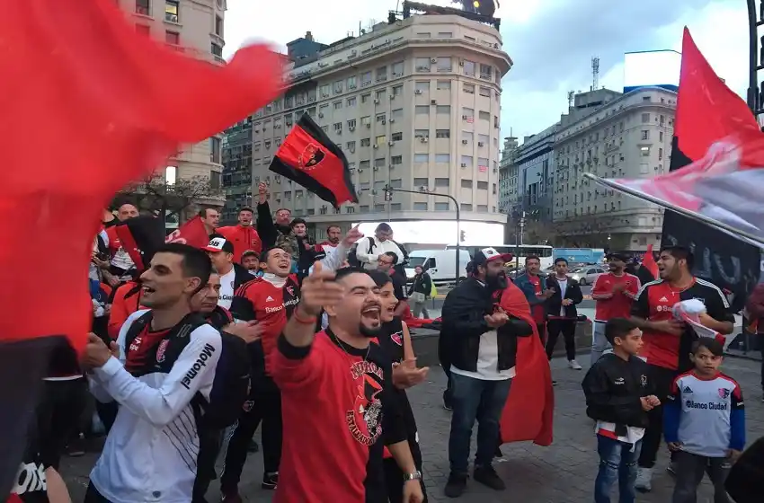 Banderazo en Buenos Aires: El Obelisco se pintó de rojinegro