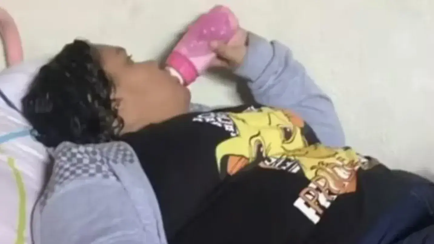 Una mujer engaño a una familia haciéndose pasar por una nena de 12 años
