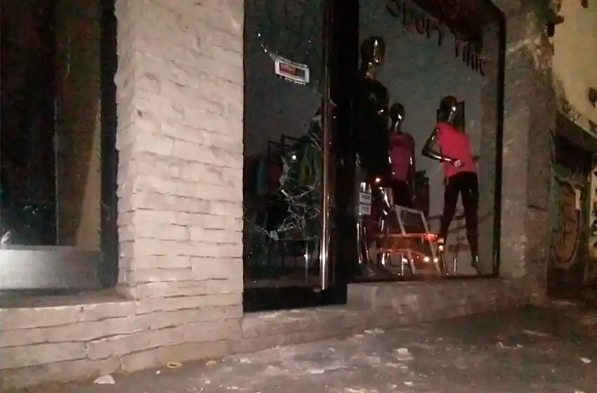 Rompió vidriera de un comercio de indumentaria deportiva: lo detuvieron
