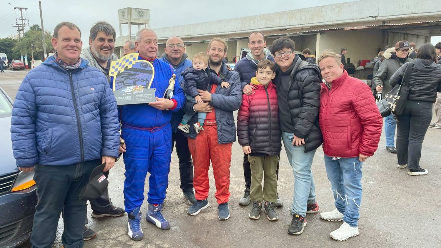 Con trofeo. Miguel Islas compartió todo con Matías Baños y recibió un presente de las Dos Horas del TSC