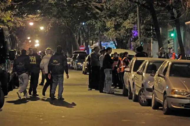 Mientras velaban a Ángeles, allanaron la casa de la familia