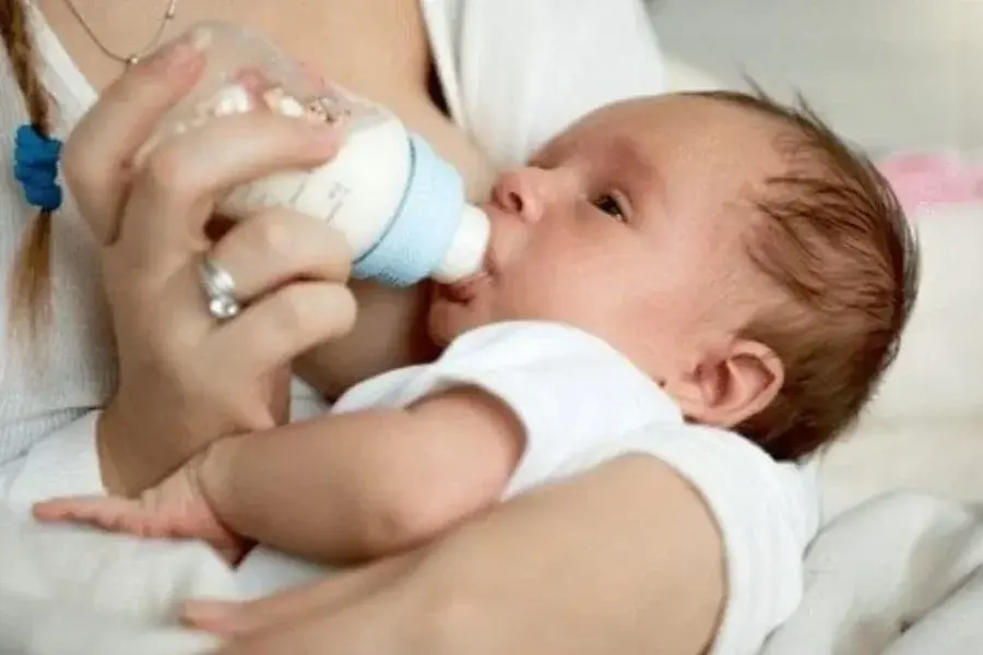 "Contraindicado": advierten que 4 de cada 10 bebés consumen leche de vaca antes del año
