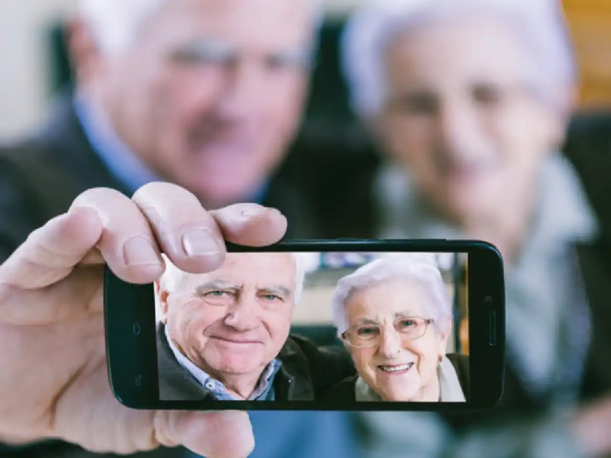 Miedo a lo nuevo, la causa por la que abuelos rechazan la tecnología